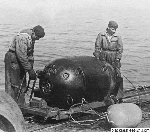Мины на палубе БТЩ Т-408 Подготовка мины перед установкой