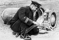 Капитан-лейтенант Охрименко у обезвреженной им донной мины