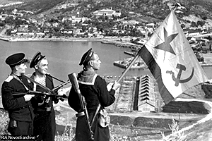 Возвращение в Порт-Артур. Архивная фотография Советский флаг над Порт-Артуром